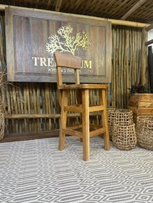 כיסא בר עם גב עץ טיק מבית Treemium - חלומות בעץ מלא