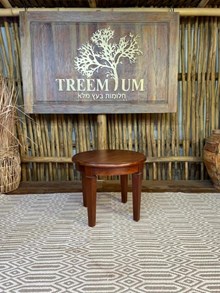 שולחן צד עץ מלא מהגוני - Treemium - חלומות בעץ מלא