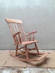 כיסא נדנדה עץ מלא מהגוני גימור לכה - Treemium - חלומות בעץ מלא