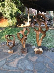 מעמד מפוסל עץ טיק